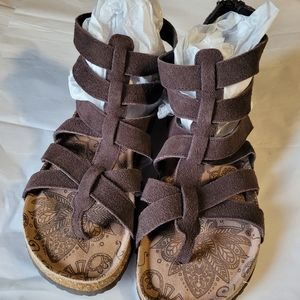 Muk Luk sandals sz8